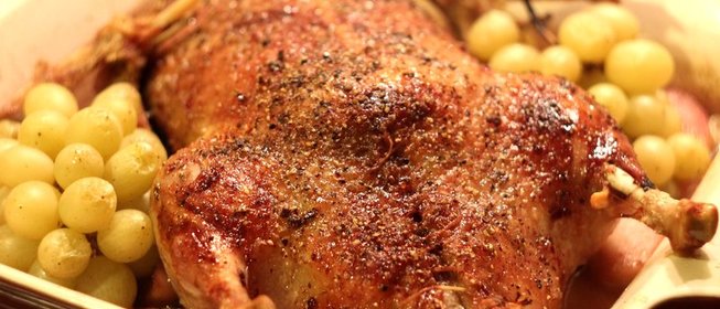 Утка с яблоками, виноградом и красным вином