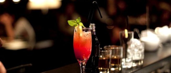 Новогодний малиновый коктейль с шампанским