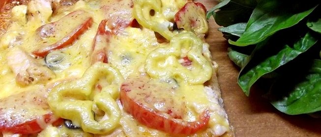 Пицца с курицей и овощами