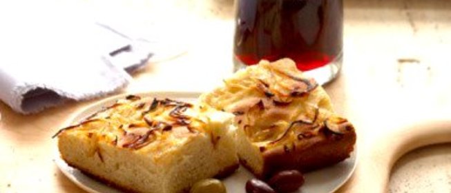 Луковая фокачча с оливками и красным вином