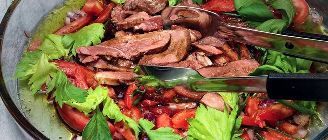 Говядина с томатами, базиликовым маслом и листьями сельдерея