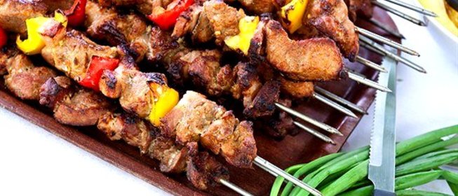 Говядина с беконом на шпажках