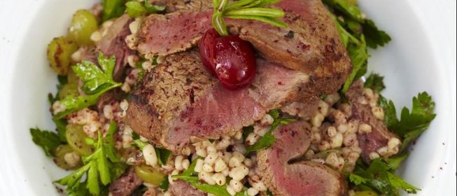 Теплый салат из булгура, стейка и винограда