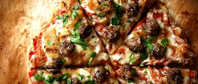 Пицца с фрикадельками, луком и петрушкой