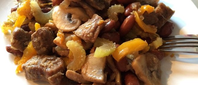 Говядина с имбирем, фасолью, овощами и грибами
