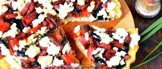 Пицца с сыром Сиртаки, колбасой, базиликом и помидорами
