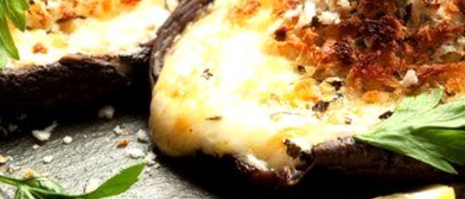 Грибы, фаршированные рикоттой, фетой и шпинатом, под корочкой из пармезана