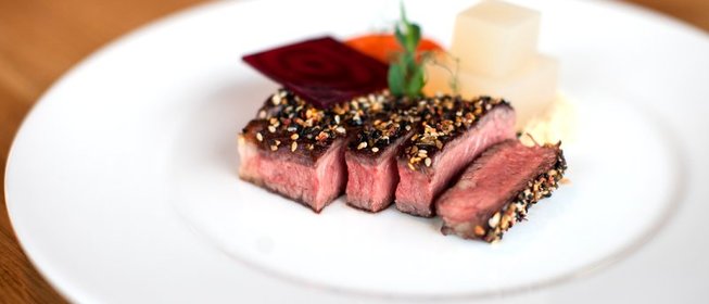 Говядина с морковным конфитюром и желе из капусты