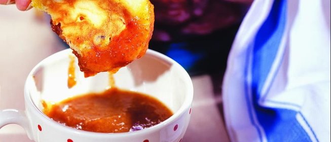 Шотландские оладьи с соусом из изюма