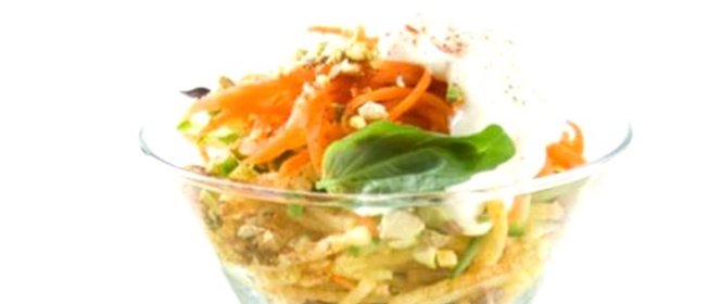 Салат-коктейль с копченой курицей и фисташками