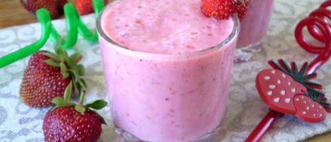 Клубничный коктейль в блендере
