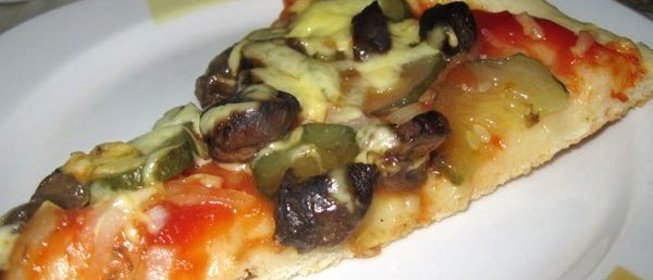 Пикантная пицца с шампиньонами и маринованными огурцами