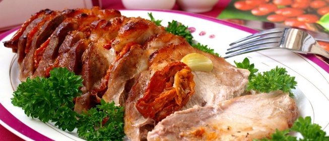 Свинина-гармошка с чесноком и вялеными помидорами