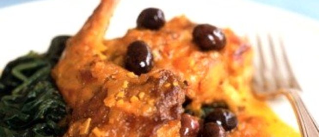 Тушеная утка с красным вином и оливками