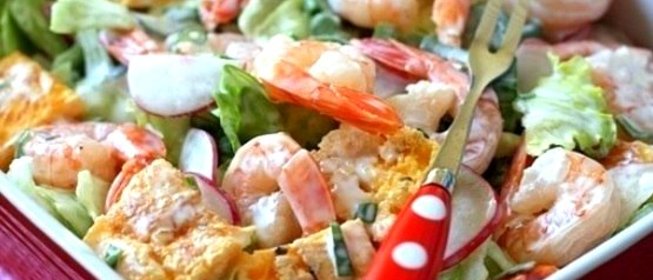 Салат с омлетом и креветками