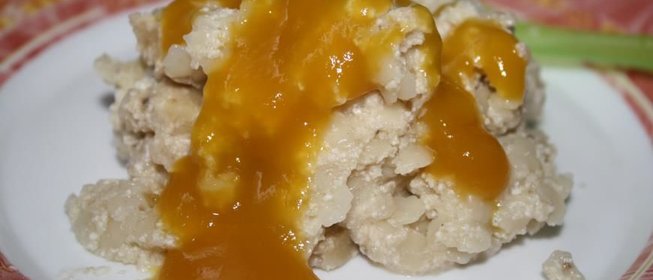 Творожно-макаронная запеканка с бананом и соусом из манго