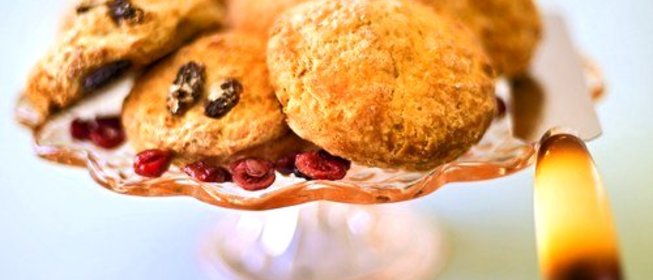 Печенье с белым шоколадом, черникой и кедровыми орешками