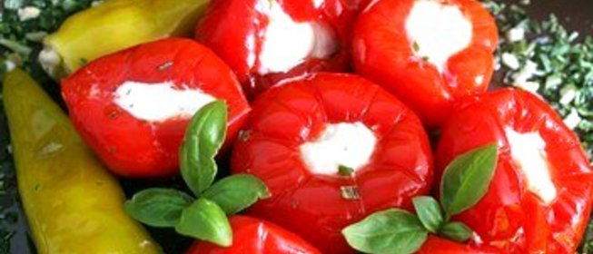 Разноцветные перцы, фаршированные нежной сырно-чесночной начинкой