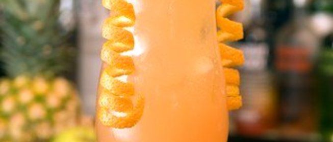 Коктейль из шампанского и маракуйи