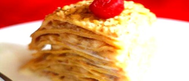 Блинный торт с грецкими орехами и бананами