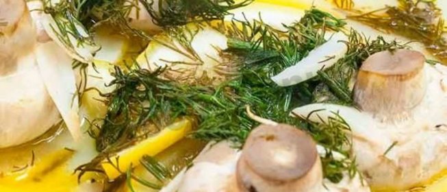 Закуска в конверте из грибов с лимоном и чесноком