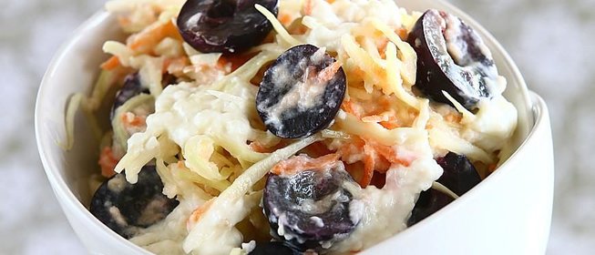 Капустный салат с виноградом и йогуртом