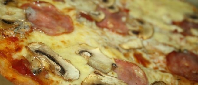 Пицца на дрожжевом тесте с сыром сулугуни и колбасой сальчичон