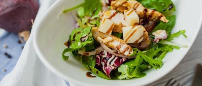 Салат с курицей-гриль, виноградом и козьим сыром под медовым соусом с бальзамиком