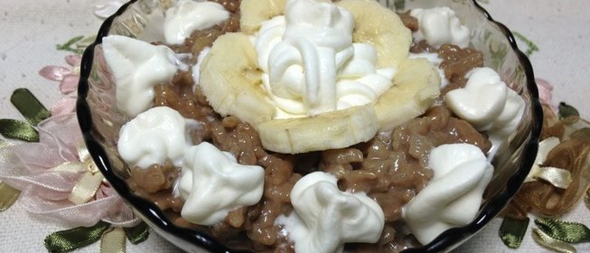 Рисовая каша с какао и взбитыми сливками