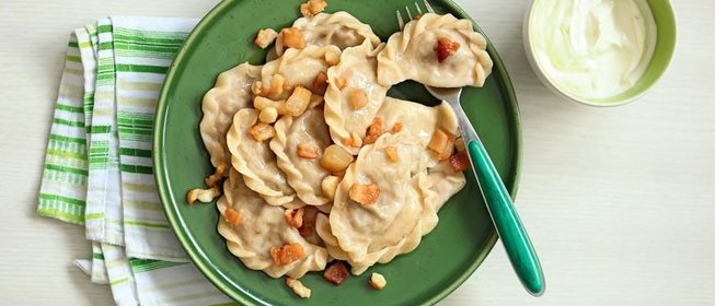 Вареники с капустой, грибами и шкварками