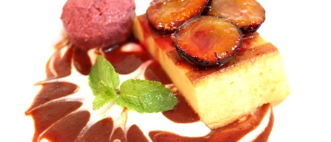 Творожная запеканка со сливами