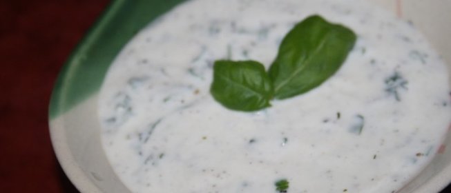 Йогуртовый соус с петрушкой, базиликом и прованскими травами