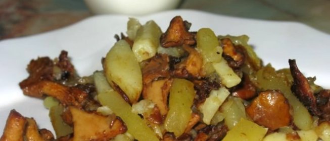 Картошка со свежими грибами жареная