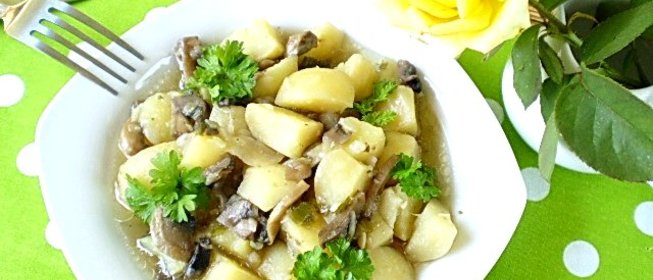 Тушеная картошка с грибами