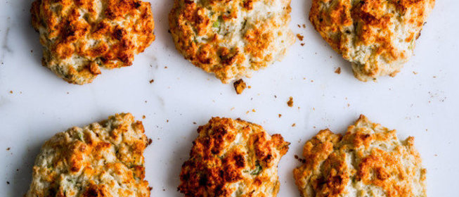 Печенье со сметаной и зеленым луком