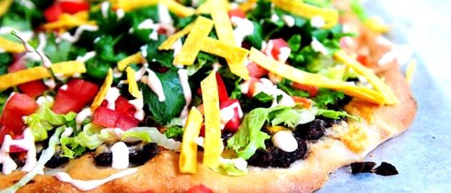 Пицца с кукурузными лепешками, фасолью и сыром