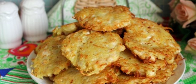 Картофельные оладьи с курицей и луком