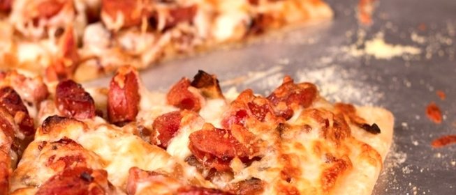 Пицца с сосисками и помидорами