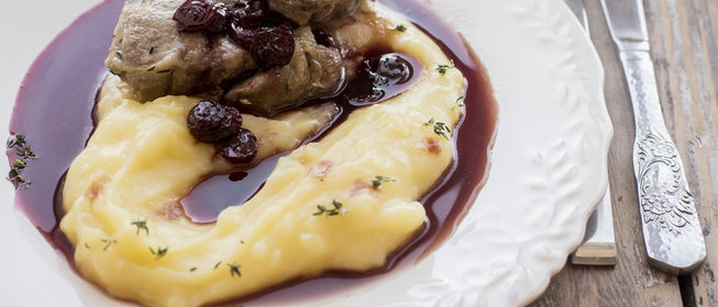 Свинина с вишневым соусом и полентой