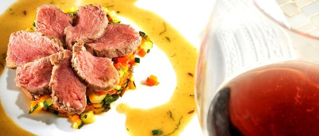 Тьян из баранины с овощным рагу и мятным соусом