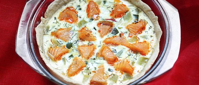 Киш с луком-пореем, цукини и семгой