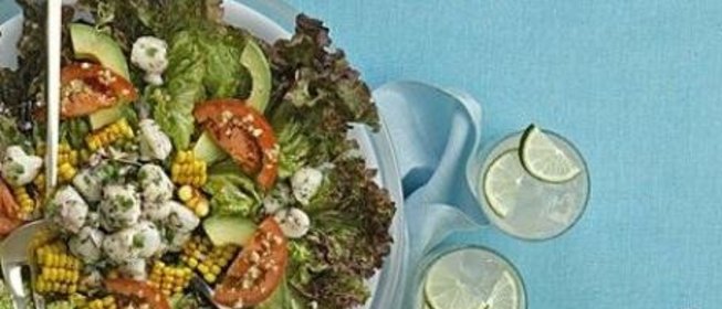 Салат с кукурузой, морскими гребешками и помидорами