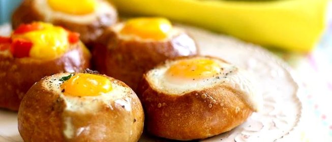Булочки на завтрак с яйцом и начинкой