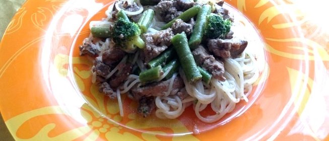 Рисовая лапша с куриной печенью и овощами