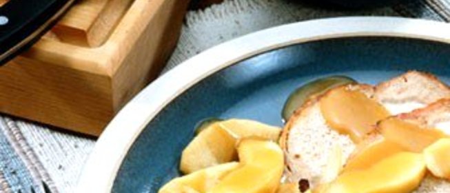 Свинина с пассерованными яблоками, сидром и корицей