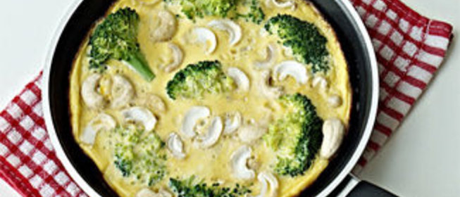 Омлет с брокколи и кешью