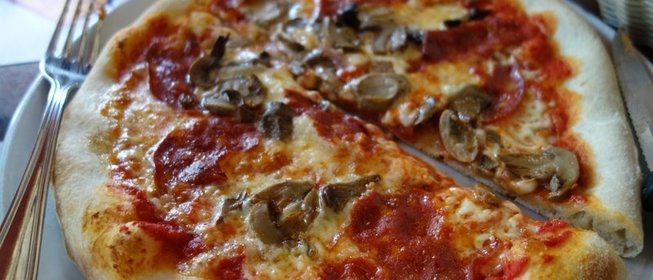 Пицца с колбасой, грибами и помидорами