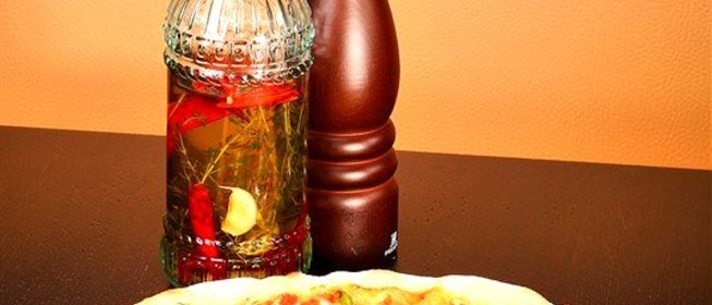 Пицца с баклажанами и кабачками, свежим песто и кедровыми орешками