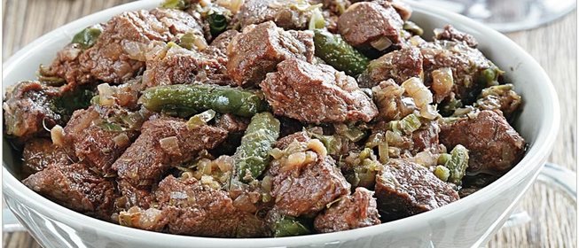 Говядина с анчоусами, корнишонами и каперсами