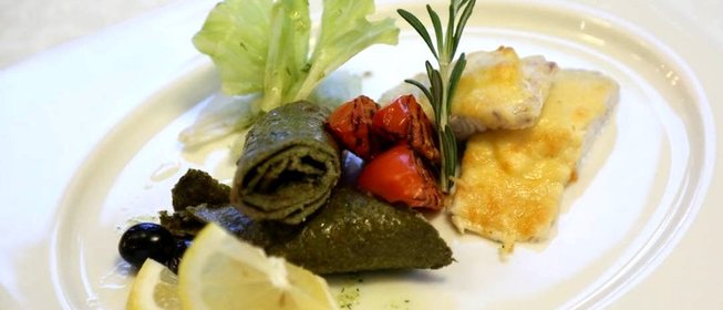 Запеченный судак под сыром с омлетом